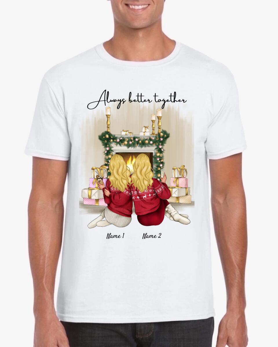 Kerstvriendinnen bij het vuur met een drankje - Gepersonaliseerd T-shirt (2-3 vrouwen)