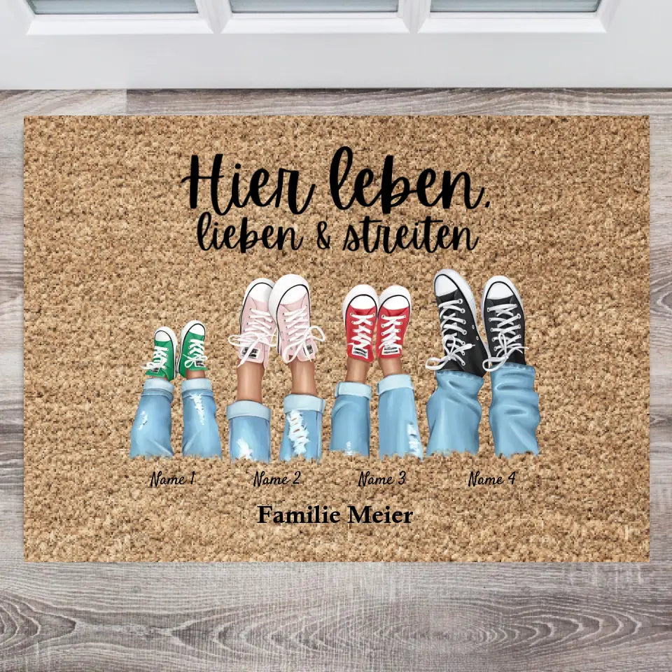 Hier wonen we, houden we van & maken we ruzie - Gepersonaliseerde familie deurmat (2-8 personen)