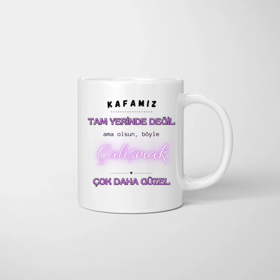 Kafamız TAM YERİNDE DEĞİL ama olsun, böyle Çalışmak ÇOK DAHA GÜZEL - Tasse des collègues personnalisée