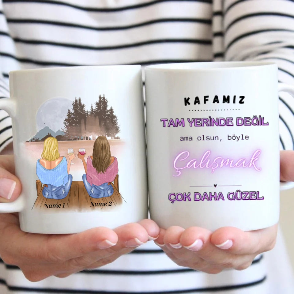 Kafamız TAM YERİNDE DEĞİL ama olsun, böyle Çalışmak ÇOK DAHA GÜZEL - Tasse des collègues personnalisée