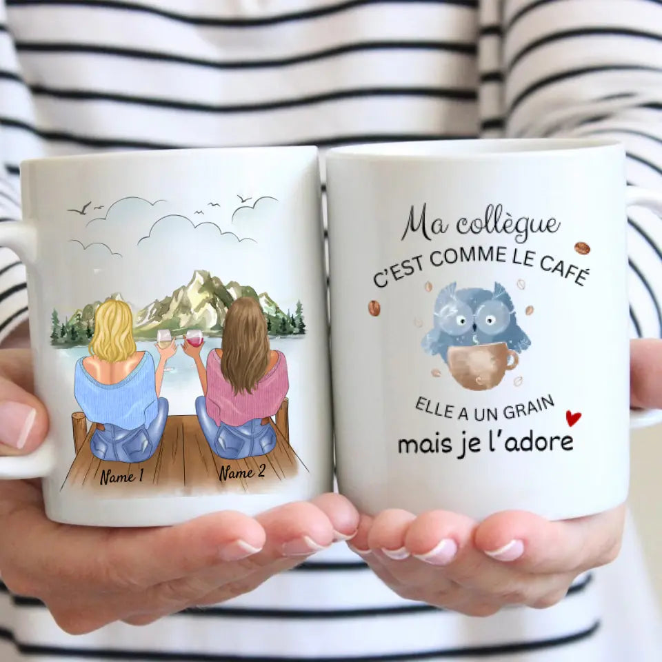 Ma collègue c'est comme le cafe elle a un grain mais je l'aodre - Mug personnalisé (2-4 personnes)