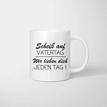 Afbeelding in Gallery-weergave laden, Scheiss auf Vatertag, wir lieben dich jeden Tag - Personalisierte Tasse (Papa mit 1-4 Kinder)
