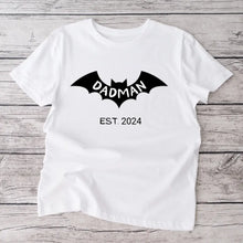 Afbeelding in Gallery-weergave laden, Dadman/Badmom sinds 2024 - Gepersonaliseerd T-shirt voor aanstaande vaders, geboorte-/zwangerschapsaankondiging 100% katoen
