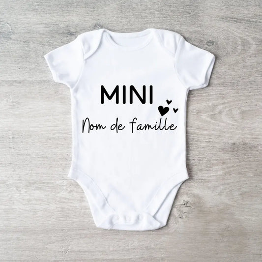 Mini nom de famille - Combinaison/dorsale bébé personnalisée, body 100% coton bio