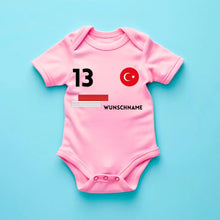 Charger l&#39;image dans la galerie, 2024 Fussball EM Türkei - Personalisierter Baby-Onesie/ Strampler, Trikot mit anpassbarem Namen und Trikotnummer, 100% Bio-Baumwolle Baby Body
