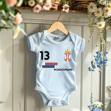 Charger l&#39;image dans la galerie, 2024 Fussball EM Serbien - Personalisierter Baby-Onesie/ Strampler, Trikot mit anpassbarem Namen und Trikotnummer, 100% Bio-Baumwolle Baby Body
