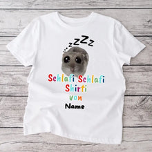 Afbeelding in Gallery-weergave laden, Schlafi Shlafi Shirti Hamster Meme - Gepersonaliseerd T-shirt (100% katoen, unisex)
