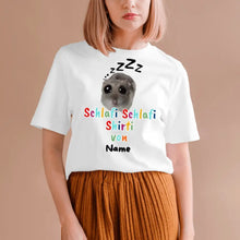 Afbeelding in Gallery-weergave laden, Schlafi Shlafi Shirti Hamster Meme - Gepersonaliseerd T-shirt (100% katoen, unisex)
