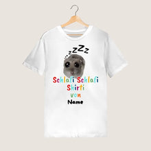 Afbeelding in Gallery-weergave laden, Schlafi Shlafi Shirti Hamster Meme - Gepersonaliseerd T-shirt (100% katoen, unisex)
