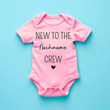 Afbeelding in Gallery-weergave laden, Nieuw bij de Family Crew - Gepersonaliseerde baby onesie/rompertje, 100% biologisch katoen
