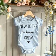 Afbeelding in Gallery-weergave laden, Nieuw bij de Family Crew - Gepersonaliseerde baby onesie/rompertje, 100% biologisch katoen
