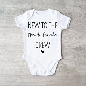 Nouveau dans l'équipage familial nom de famille - Onesie/dorsal bébé personnalisé, corps 100% coton biologique