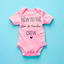 Afbeelding in Gallery-weergave laden, Nieuw bij de familie crew nom de famille - Onesie/dorsal bébé gepersonaliseerd, body 100% biologisch katoen
