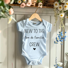 Afbeelding in Gallery-weergave laden, Nieuw bij de familie crew nom de famille - Onesie/dorsal bébé gepersonaliseerd, body 100% biologisch katoen
