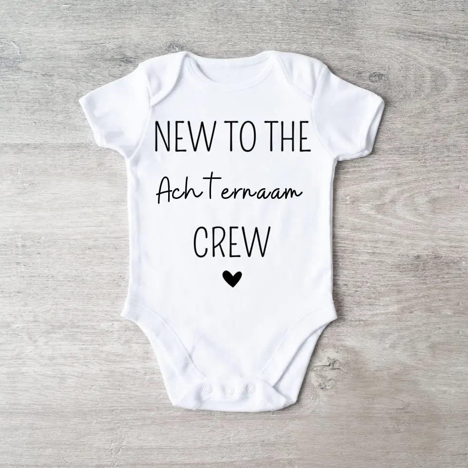 Nieuw bij de familiecrew Achternaam - Gepersonaliseerde baby onesie, baby body 100% biologisch katoen