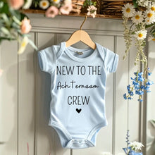 Afbeelding in Gallery-weergave laden, Nieuw bij de familiecrew Achternaam - Gepersonaliseerde baby onesie, baby body 100% biologisch katoen
