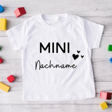 Afbeelding in Gallery-weergave laden, Mini-achternaam - gepersonaliseerd baby-T-shirt, 100% biologisch katoen
