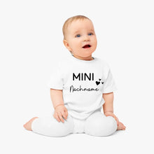 Charger l&#39;image dans la galerie, Mini Nom de Famille - T-Shirt Bébé Personnalisé, 100% Coton Biologique
