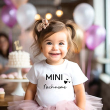 Afbeelding in Gallery-weergave laden, Mini-achternaam - gepersonaliseerd baby-T-shirt, 100% biologisch katoen
