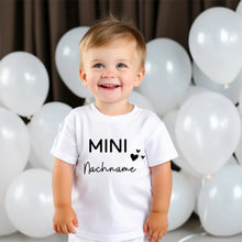 Afbeelding in Gallery-weergave laden, Mini-achternaam - gepersonaliseerd baby-T-shirt, 100% biologisch katoen
