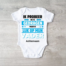 Afbeelding in Gallery-weergave laden, IK PROBEER ME TE GEDRAGEN PAPA - Gepersonaliseerde baby onesie, baby bodysuit 100% biologisch katoen
