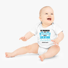 Afbeelding in Gallery-weergave laden, IK PROBEER ME TE GEDRAGEN PAPA - Gepersonaliseerde baby onesie, baby bodysuit 100% biologisch katoen
