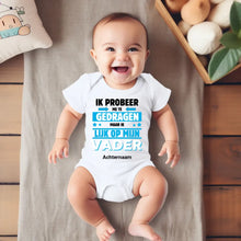 Afbeelding in Gallery-weergave laden, IK PROBEER ME TE GEDRAGEN PAPA - Gepersonaliseerde baby onesie, baby bodysuit 100% biologisch katoen
