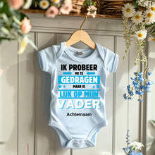 Afbeelding in Gallery-weergave laden, IK PROBEER ME TE GEDRAGEN PAPA - Gepersonaliseerde baby onesie, baby bodysuit 100% biologisch katoen
