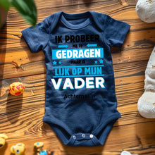 Charger l&#39;image dans la galerie, IK PROBEER ME TE GEDRAGEN PAPA - Combinaison bébé personnalisée, body bébé 100% coton biologique
