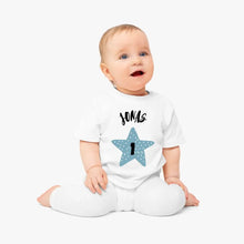 Afbeelding in Gallery-weergave laden, Baby T-shirt verjaardag - gepersonaliseerd peutershirt, 100% biologisch katoen, jaartal en naam
