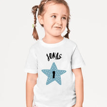 Charger l&#39;image dans la galerie, Anniversaire de t-shirt pour bébé - Chemise personnalisée pour tout-petits, coton 100% biologique, année et nom
