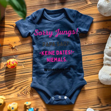 Afbeelding in Gallery-weergave laden, Sorry jongens, papa zegt geen dates - Gepersonaliseerde baby onesie/romper, 100% biologisch katoen voor meisjes
