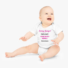 Afbeelding in Gallery-weergave laden, Sorry jongens, papa zegt geen dates - Gepersonaliseerde baby onesie/romper, 100% biologisch katoen voor meisjes
