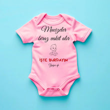 Afbeelding in Gallery-weergave laden, &quot;Mucizeler biraz vakit alır İŞTE BURDAYIM - Gepersonaliseerde baby onesie/romper Turks, 100% biologisch katoenen baby bodysuit
