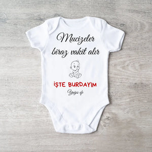 "Mucizeler biraz vakit alır İŞTE BURDAYIM - Gepersonaliseerde baby onesie/romper Turks, 100% biologisch katoenen baby bodysuit