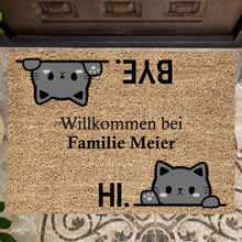 Afbeelding in Gallery-weergave laden, Gepersonaliseerde deurmat, welkom bij onze familie, schattige katten zeggen hallo en tot ziens
