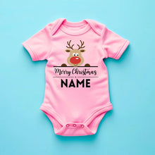 Afbeelding in Gallery-weergave laden, Merry Christmas Baby - Gepersonaliseerde baby rompertje/rompertje voor Kerstmis, 100% biologisch katoen
