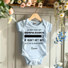 Afbeelding in Gallery-weergave laden, IK BEN AAN HET Downloaden - Gepersonaliseerde baby onesie/ romper voor Kerstmis, 100% biologisch katoen copy
