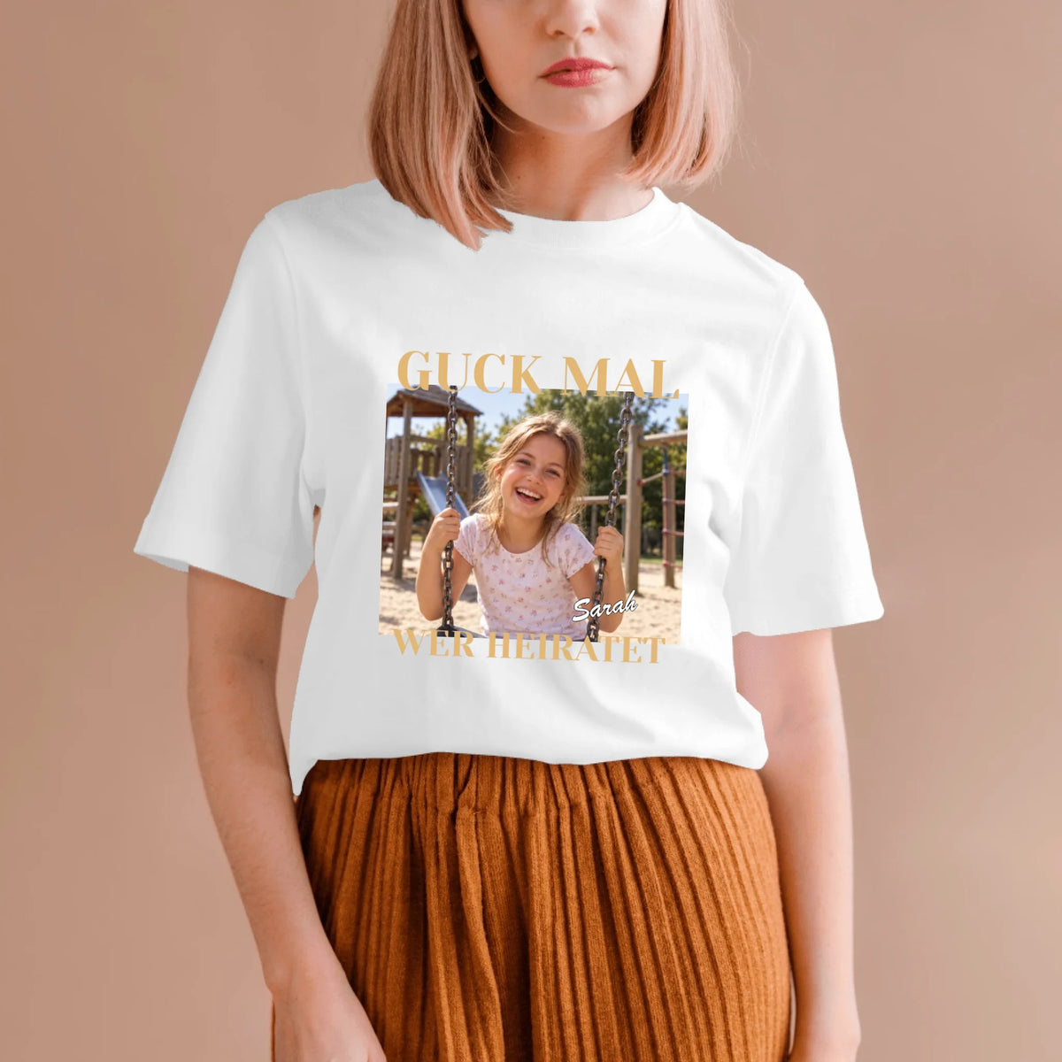 "Guck mal wer heiratet" - Personalisiertes T-Shirt (100% Baumwolle, Unisex) zur Verlobung, Hochzeit, JGA