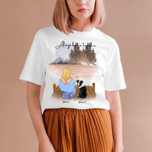 Afbeelding in Gallery-weergave laden, Meesteres met huisdier &amp; drankje - Gepersonaliseerd T-shirt (Hond &amp; Kat)
