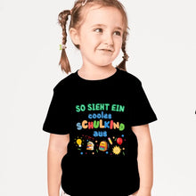 Afbeelding in Gallery-weergave laden, Zo ziet een cool schoolkind eruit - Gepersonaliseerd T-shirt voor kinderen die naar school gaan (100% katoen)
